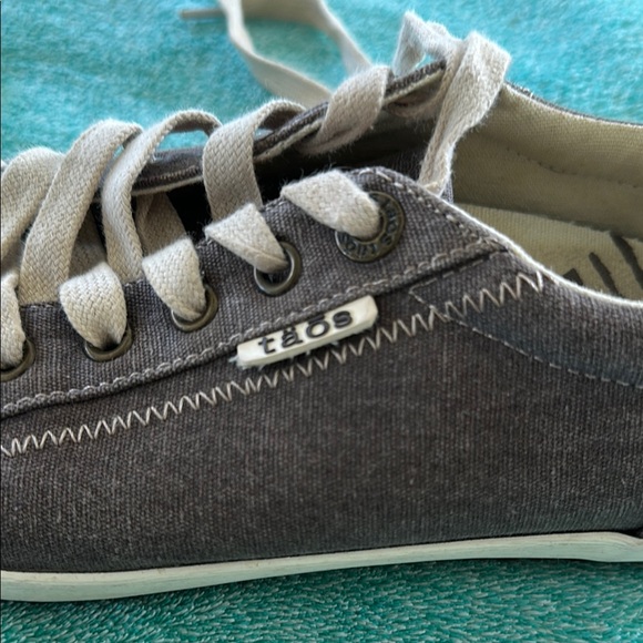 Taos Footwear Gray Athletic Shoes - Picture 3 of 7